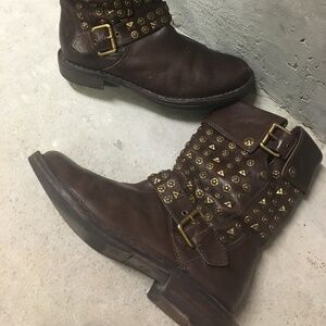 Ugg Brown leather boots with embellishments western style